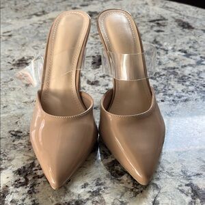Nude patent heels with clear strap. Pre-Owned Condition-Appears New. Size 39/8.5